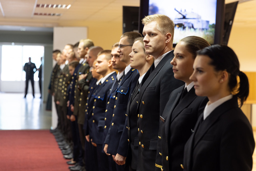 Latvijas Nacionālaš aizsardzības akadēmijas izlaiduma ceremonija, attēlā kadeti svētku formās